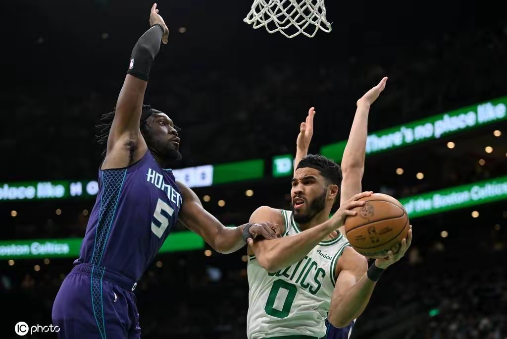 凯尔特人爆冷黄蜂，西蒙斯高光表现