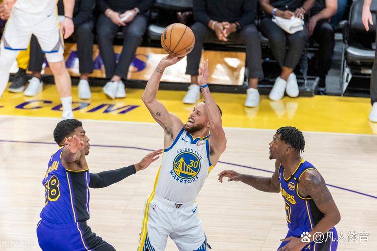 湖人轻取意大利男篮，费沃斯三分雨点燃全场的简单介绍