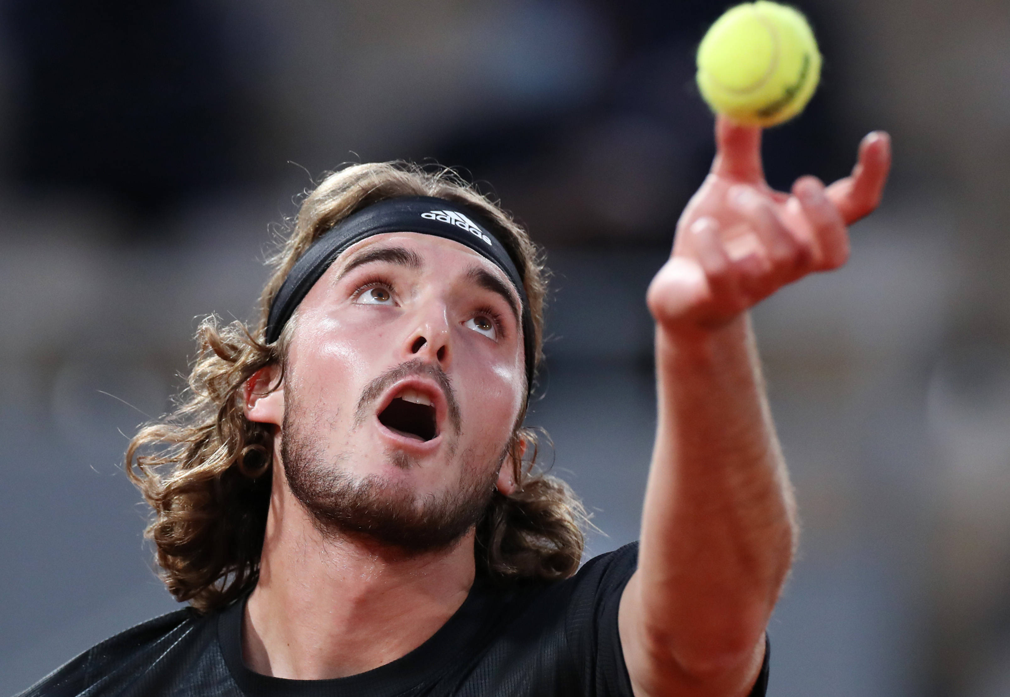 日本网球队险胜英国网球队，西西帕斯一己之力扛起全队