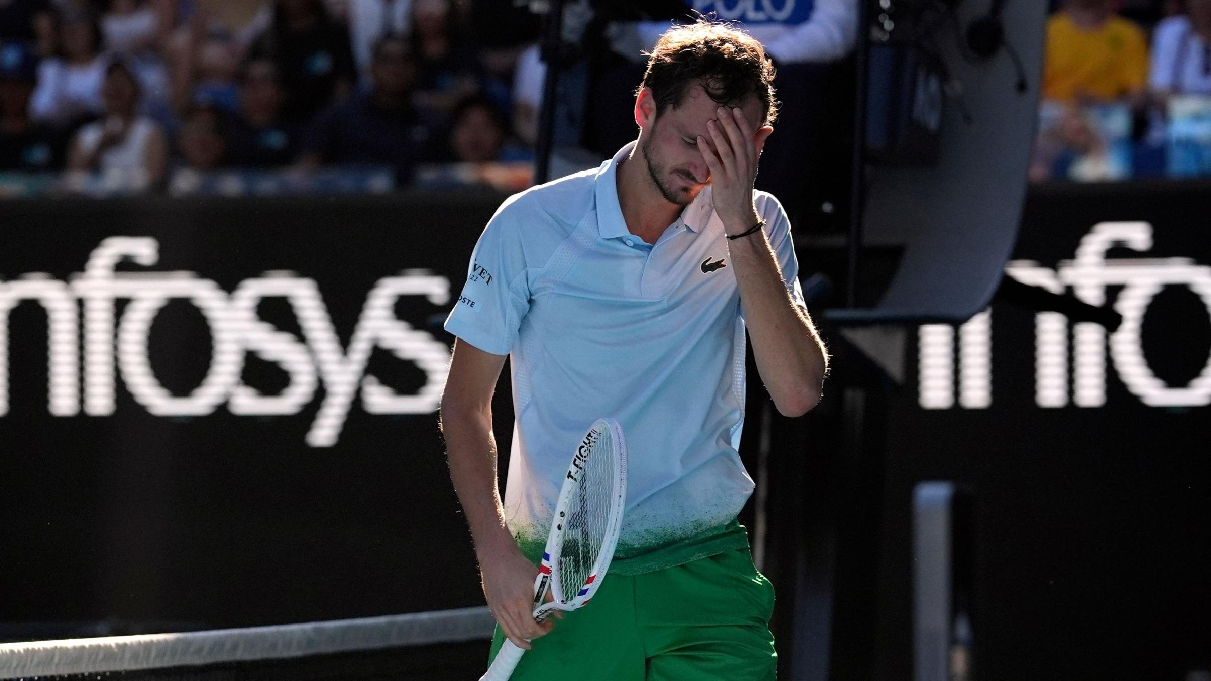 西班牙网球队轻取英国网球队，梅德韦杰夫绝境逆转