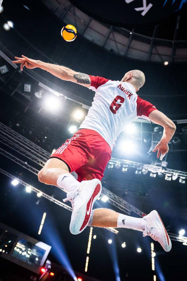 波兰队险胜英格兰队,王皓关键制胜 波兰队险胜英格兰队,王皓关键制胜