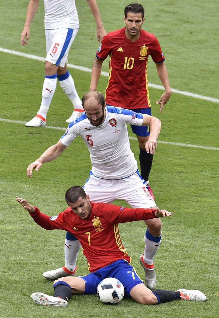 西班牙碾压日本,皮克点燃赛场 西班牙碾压日本,皮克点燃赛场