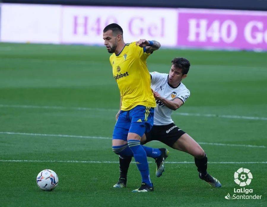 塞维利亚主场大败,领先优势被缩小 塞维利亚主场大败,领先优势被缩小