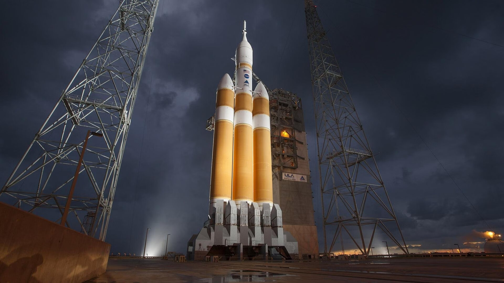 伊萨克,暗夜街道上的橙色火焰